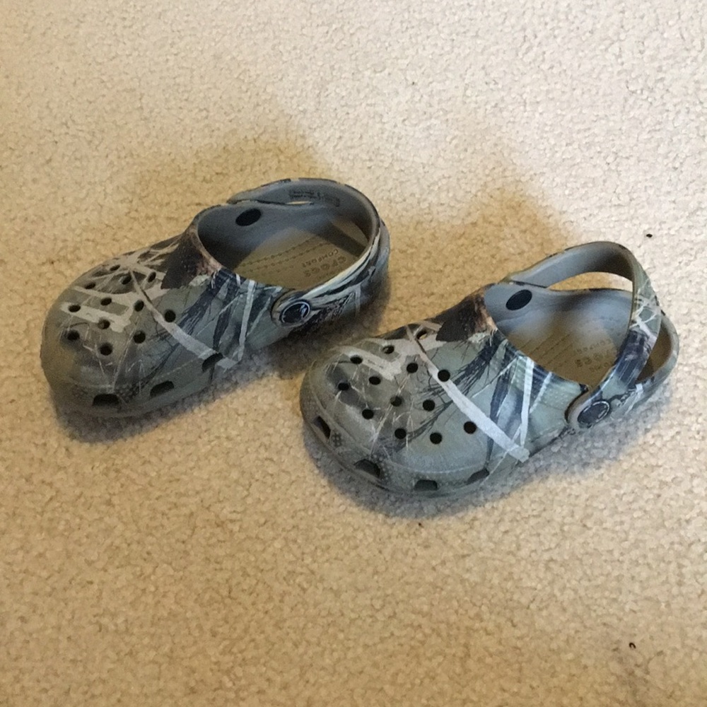 Boys sz 6 Camo crocs